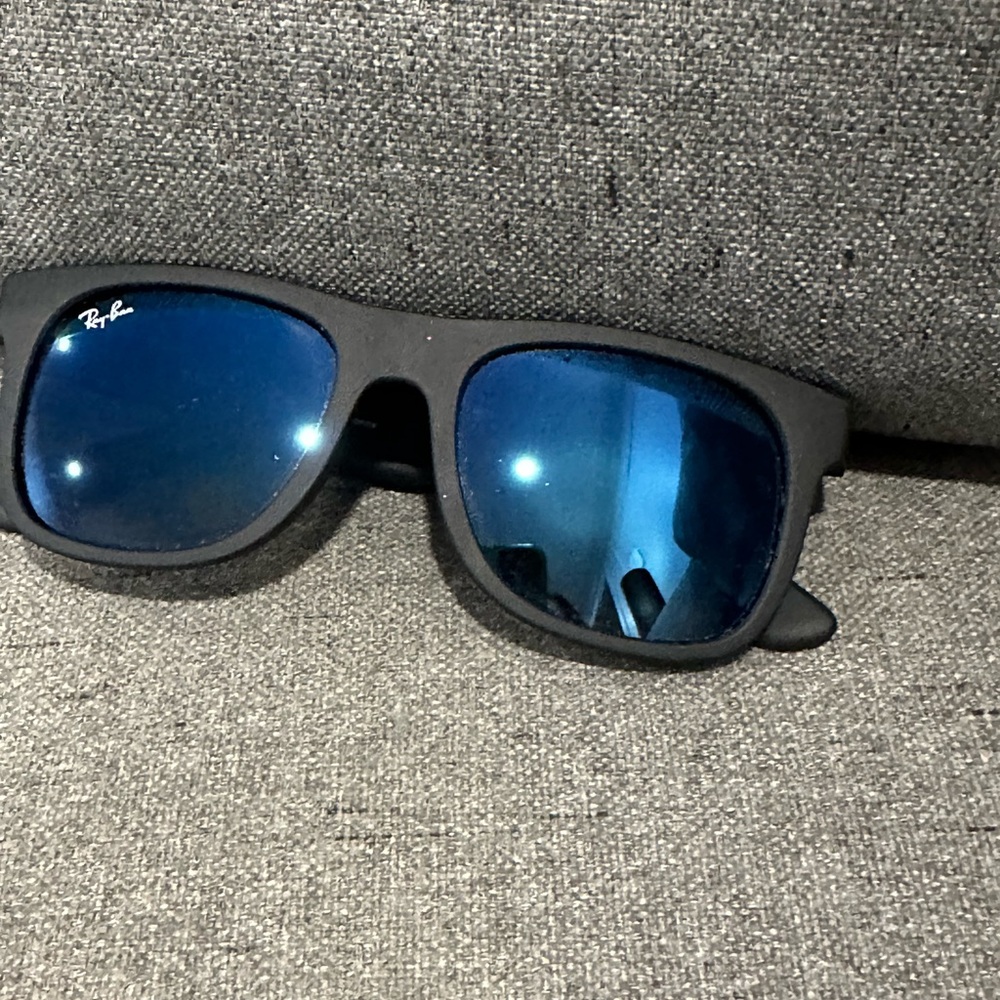 Ray-Ban Kids Justin RJ9069S Sunglasses

Black - Blue Mirror Blue